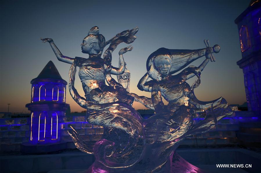 CHINA-HEILONGJIANG-HARBIN-TOURISM-ICE SCULPTURE (CN)