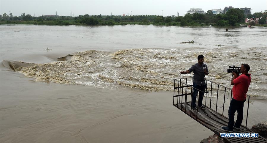 INDIA-NEW DELHI-FLOOD ALERT-EVACUATION