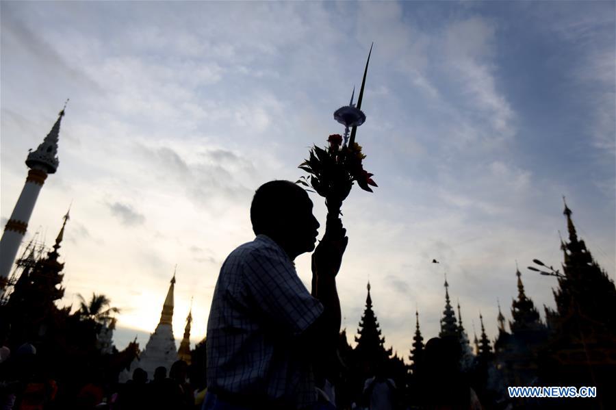  MYANMAR-YANGON-THADINGYUT FESTIVAL