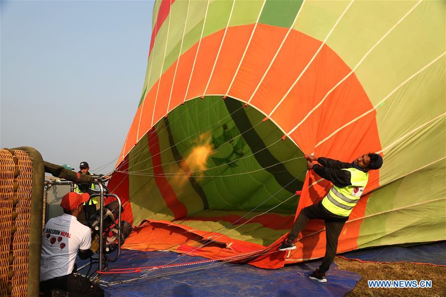 NEPAl-POKHARA-HOT AIR BALLOON-LAUNCH