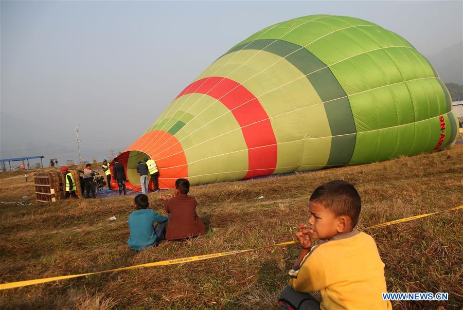 NEPAl-POKHARA-HOT AIR BALLOON-LAUNCH