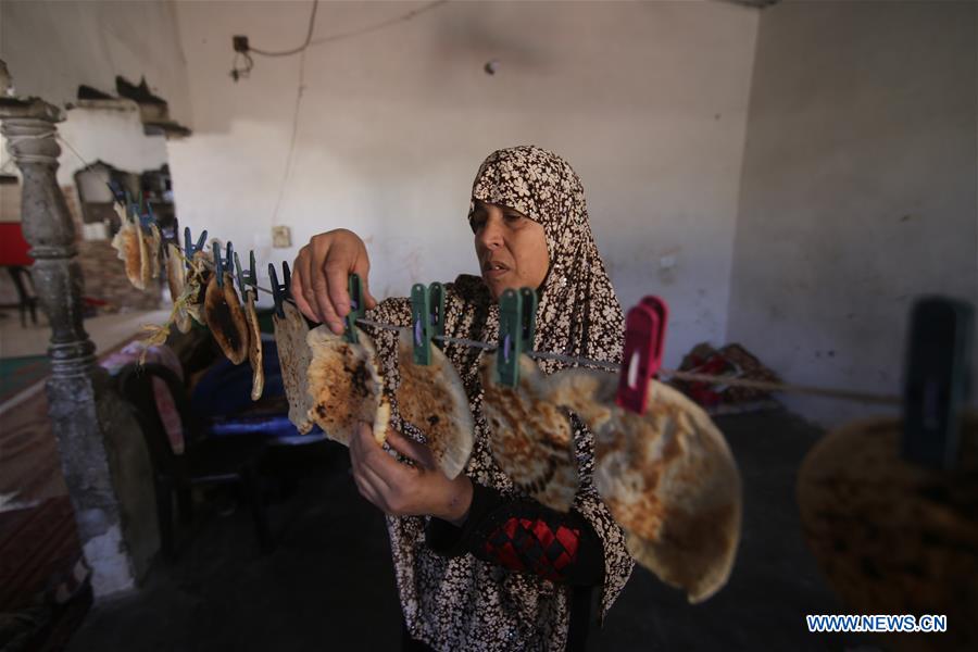 MIDEAST-GAZA-BREAD-REMAINS