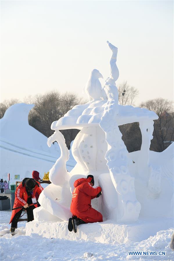 CHINA-HARBIN-COLLEGE STUDENTS-SNOW SCULPTURE COMPETITION (CN)