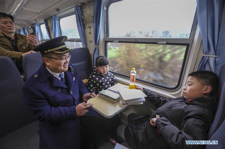 CHINA-SPRING FESTIVAL-TRAVEL RUSH-GREEN TRAIN (CN)