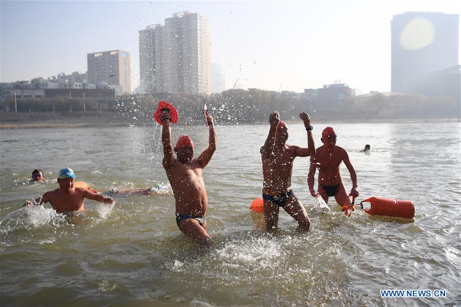 (SP)CHINA-LANZHOU-YELLOW RIVER WINTER SWIMMERS