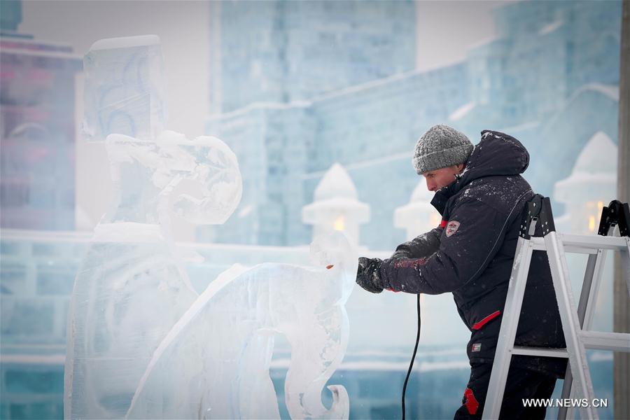 CHINA-HEILONGJIANG-HARBIN-ICE SCULPTURE (CN)