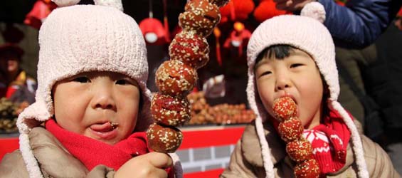 People celebrate upcoming Lantern Festival across China