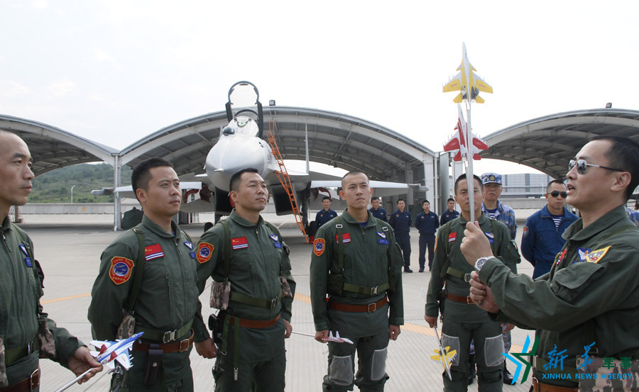 ↑海军某舰载航空兵部队部队长戴明盟带领飞行员进行地面模拟训练。