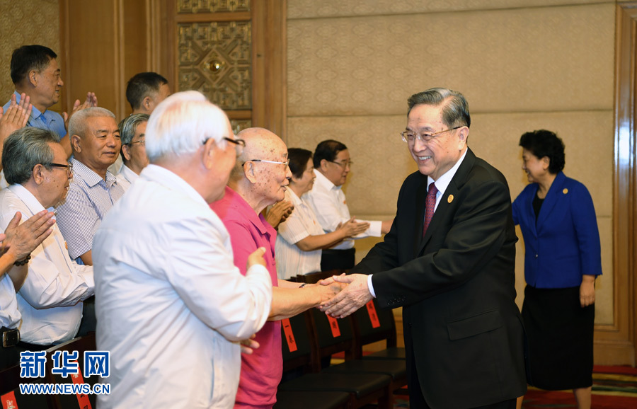 8月7日，中共中央政治局常委、全国政协主席、中央代表团团长俞正声在内蒙古新城宾馆会见内蒙古自治区离退休老同志和各族各界群众代表，并与他们合影留念。新华社记者 张领 摄