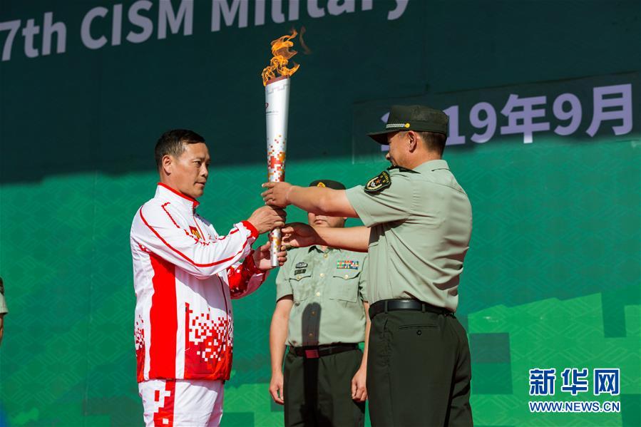 （体育）（1）第七届世界军人运动会火炬传递活动第二站在“开国大典红一师”举行