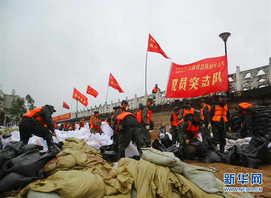 （防汛抗洪·图文互动）（1）解放军和武警抗洪抢险部队各级党组织充分发挥战斗堡垒作用