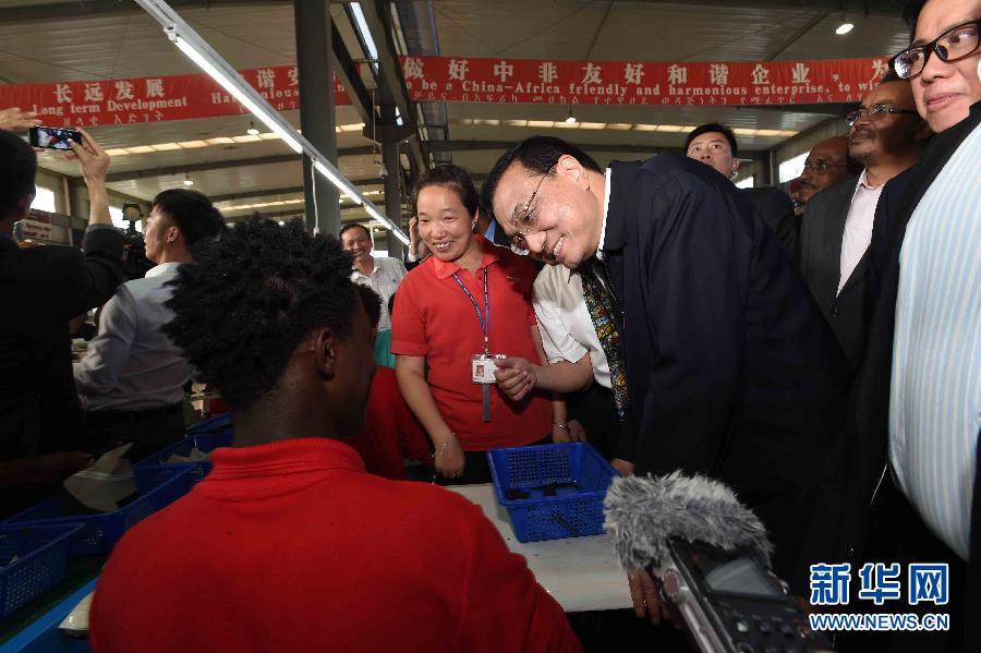 5月5日，中国国务院总理李克强在埃塞俄比亚总理海尔马里亚姆陪同下参观东方工业园。这是李克强在生产车间同工人亲切交谈。 新华社记者李学仁 摄