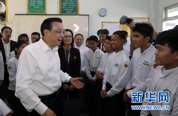 11月14日，中国国务院总理李克强来到内比都第十四中学同缅甸青少年交流。 新华社记者鞠鹏 摄 